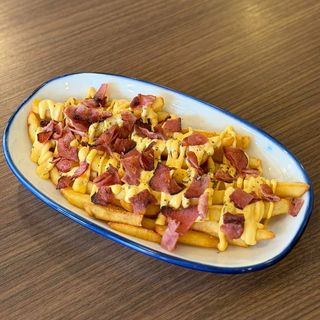 ფრი ყველის სოუსით , ბეკონით და ორეგანითი