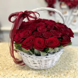 წითელი ვარდები კალათით (30ც)
