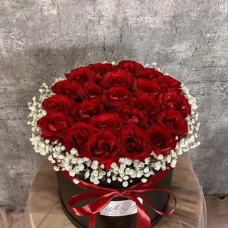 წითელი ვარდები (15ც)და გიფსოფილების კომპოზიცია