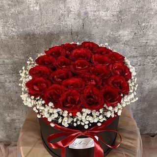 წითელი ვარდები (15ც)და გიფსოფილების კომპოზიცია