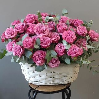 სპრეი ვარდები კალათში