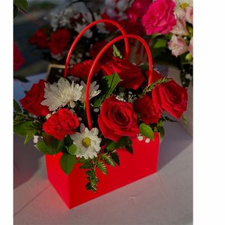 წითელი ვარდები  ჩანთაში