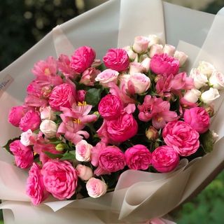 სპრეი ვარდის და ასტრომერიების თაიგული