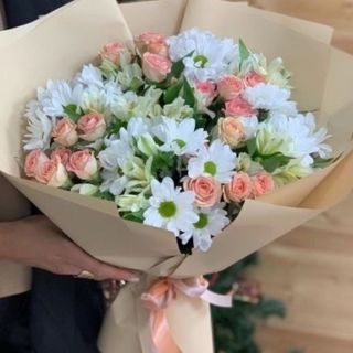 ჰოლანდიური ქრიზანთემები და სპრეი ვარდების თაიგული