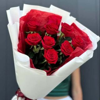 ხუთი წითელი ვარდის თაიგული