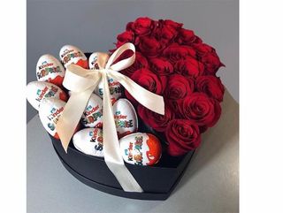 კომპოზიცია წითელი ვარდებით და ქინდერის შიკოლადით