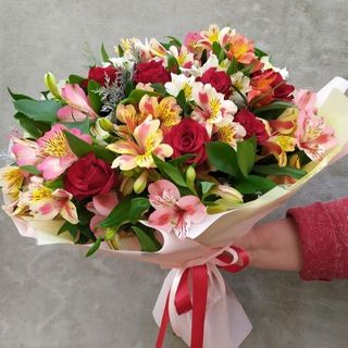 ასტრომერიები და წითელი ვარდის თაიგული