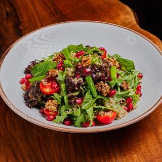 კინოას სალათი გრილზე შემწვარი ორაგულით