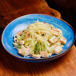 პასტა ორაგულით და ასპარაგუსით