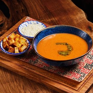 ღუმელში შემწვარი პომიდვრისა და ბაზილიკის პესტოს წვნიანი