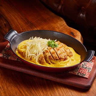 სპაგეტი ქათმის ხორცით და ყველის სოუსით