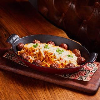 საქონლის ხორცის ბურთების სპაგეტი