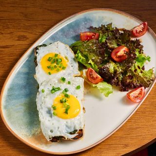 ბრუსკეტა ისპანახითა და შემწვარი კვერცხით