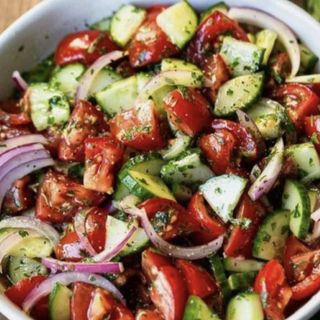 კიტრი-პომიდვრის სალათი ნიგვზით