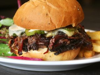 საქონლის ბრისკეტ ბურგერი