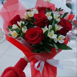 წითელი ვარდი და ასტრომერია