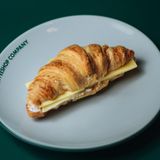 კრუასანის სენდვიჩი გაუდათი და ჩედარით