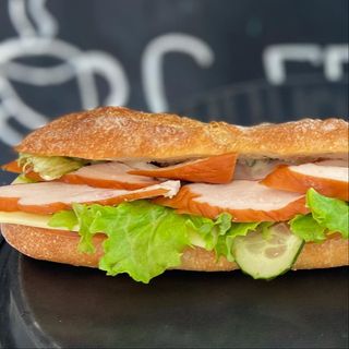 შებოლილი ქათმის სენდვიჩი ბაგეტში