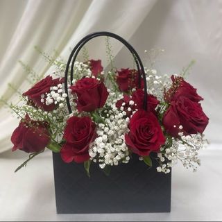 წითელი ვარდები ჩანთით