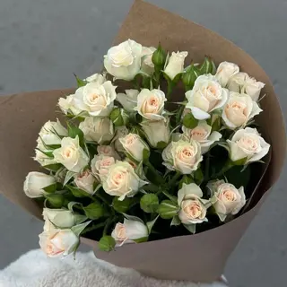 თეთრი ვარდების თაიგული