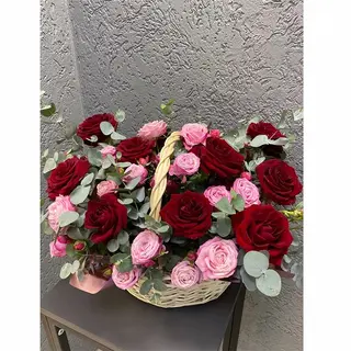 წითელი ვარდები და სპრეი ვარდები კალათში