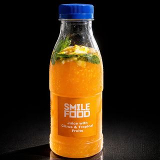 ტროპიკული ლიმონათი ყინულით