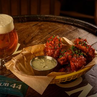 ქათმის ფრთები ცხარე სოუსით