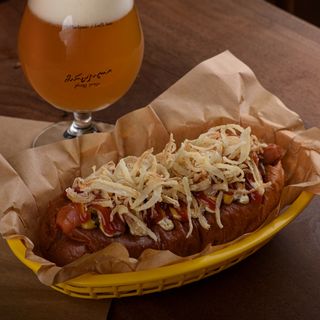 ჰოთ დოგი ხრაშუნა ხახვითა და თაფლიანი მდოგვით