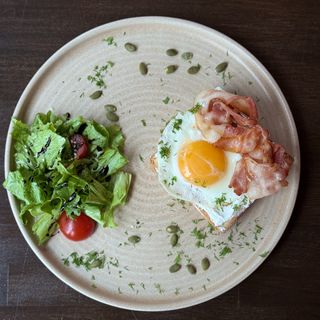 Toast with fried egg and bacon