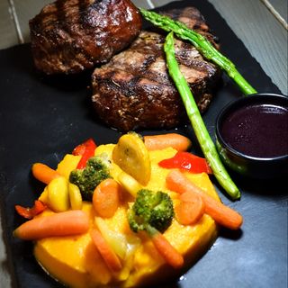 ფილე მინიონი გარნირით და ღვინის სოუსით