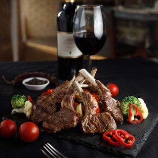 ცხვრის ნეკნები გრილზე ბოსტნეულით