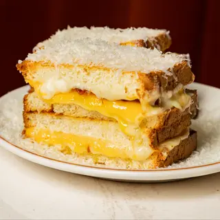 ტოსტი ოთხი ყველით და ბეკონით