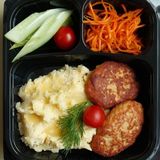 ქათმის კოტლეტი და პიურე