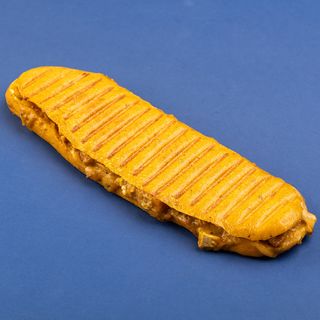 ქათმის პანინი ქარის სოუსით და ჩედარით