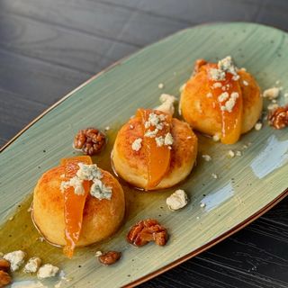 Syrniki with blue cheese and pear