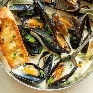 Sauteed mussels in creamy sauce