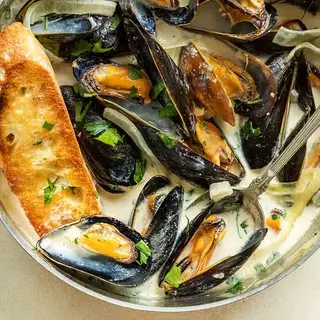 Sauteed mussels in Gorganzola sauce