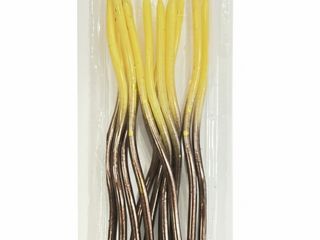 ყვითელი და ყავისფერი სანთელი ოქროსფერი წერტილებით