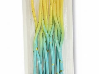 ყვითელი და ლურჯი სანთელი ოქროსფერი წერტილებით