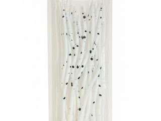 თეთრი სანთელი შავი წერტილებით.