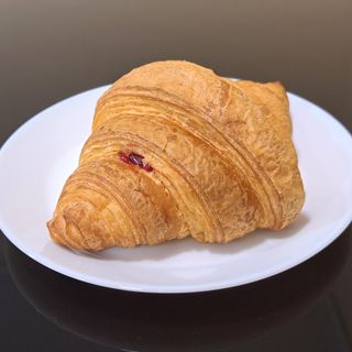 კრუასანი ჟოლოს ჯემით