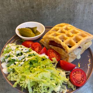 ომლეტი შემწვარი სოსისებით