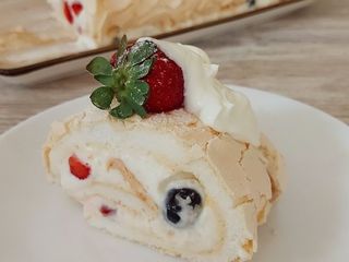Merenge roll with Berries