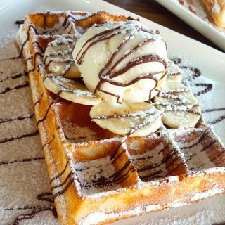 ბელგიური ვაფლი ნაყინით, ბანანით, შოკოლადით