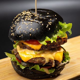 შავი სამმაგი ჩიზბურგერი ბეკონით