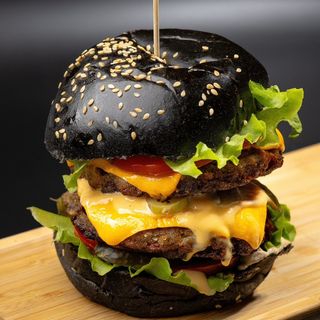 შავი ორმაგი ჩიზბურგერი ბეკონით