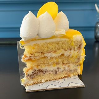 კრემყველით და ტროპიკით ტორტის ნაჭერი