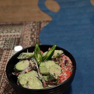 კიტრი-პომიდვრის სალათი ნიგვზით