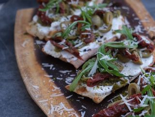 Bruschetta con pesto e pomodori