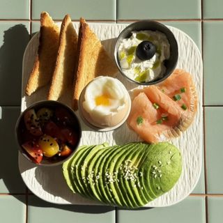 ავოკადოს და ორაგულის საუზმე